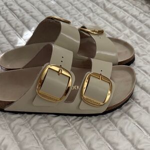Birkenstock Women's Arizona big buckle Sandals in Ecru with Gold  size 10-10.5